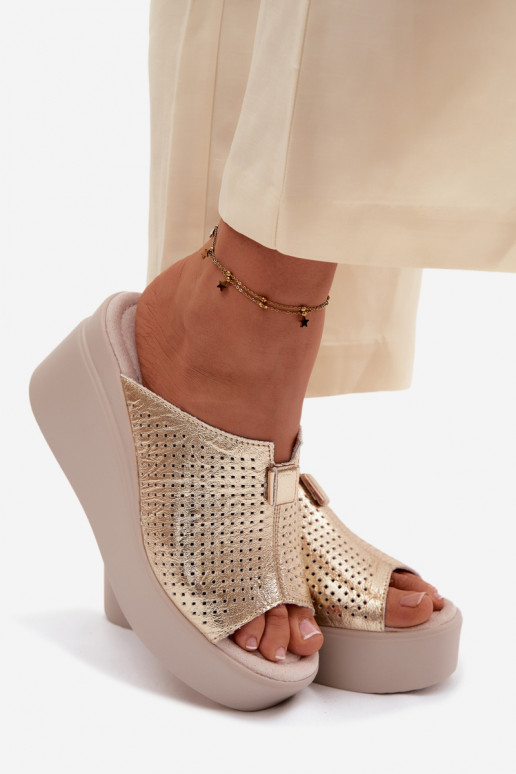 Pantoufles pour femmesActivéturalnej Skóry avec une plateforme Vinceza 95392 couleur dorée