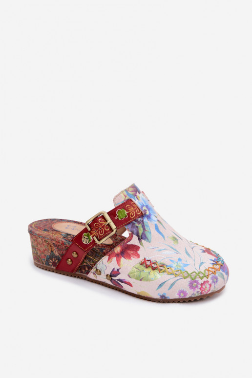 Pantoufles en cuir Mule Féminin avec une plateforme avec des fleurs Il fautciejka K7409-15 Couleurs différentes