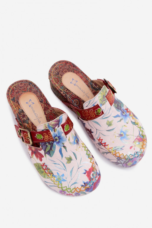 Pantoufles en cuir Mule Féminin avec une plateforme avec des fleurs Il fautciejka K7409-15 Couleurs différentes