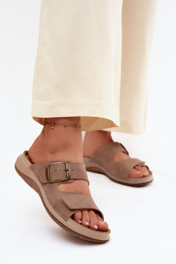Chaussons pour femmes avec boucles et fermeture adhésive en brun 2
