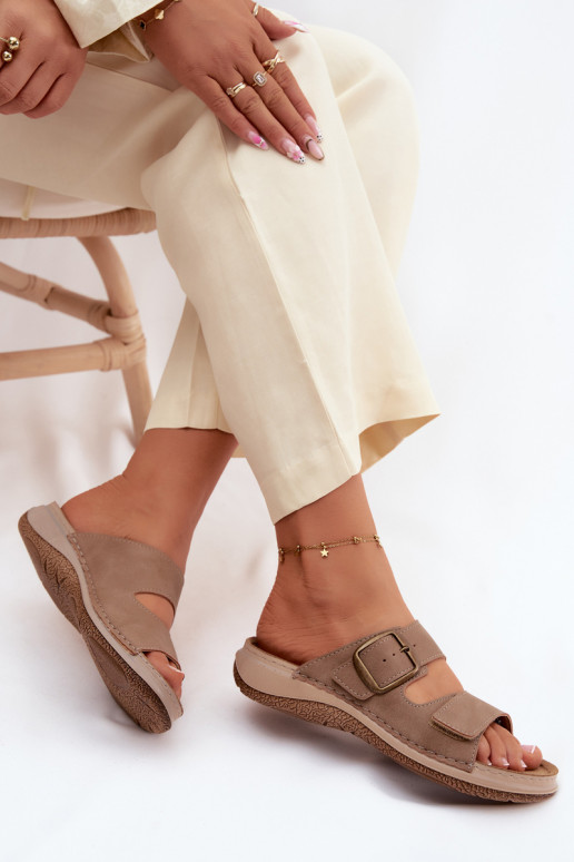 Chaussons pour femmes avec boucles et fermeture adhésive en brun