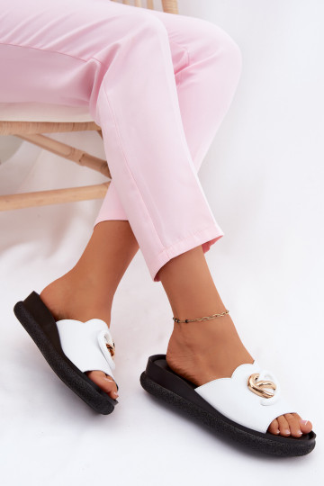 Chaussons en cuir avec détails décoratifs en blanc