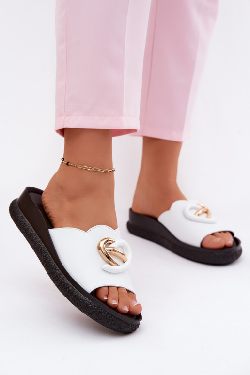 Chaussons en cuir avec détails décoratifs en blanc