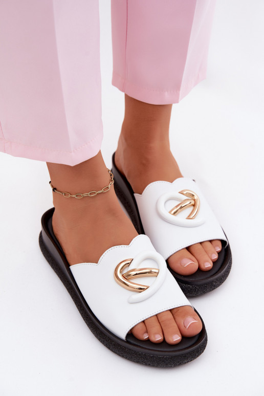 Chaussons en cuir avec détails décoratifs en blanc