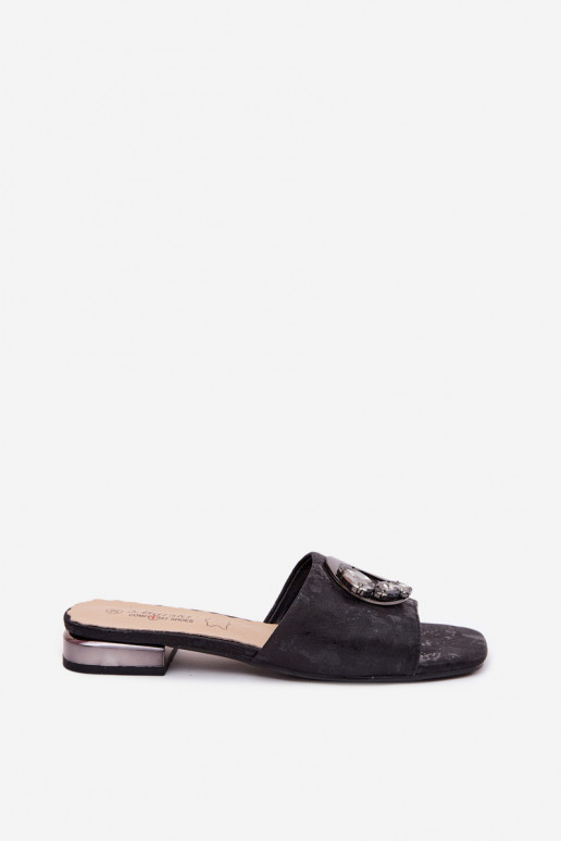 Chaussons pour femmes avec talons larges et ornements KV61-6025 couleur noire