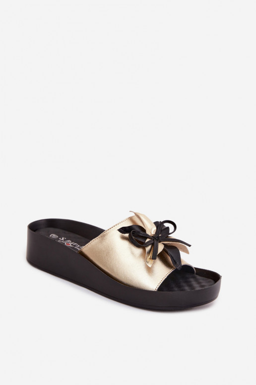 Pantoufles en cuir Féminin avec des ornements S.Barski KV61-6044 couleur dorée