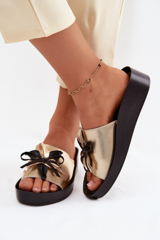 Pantoufles en cuir Féminin avec des ornements S.Barski KV61-6044 couleur dorée