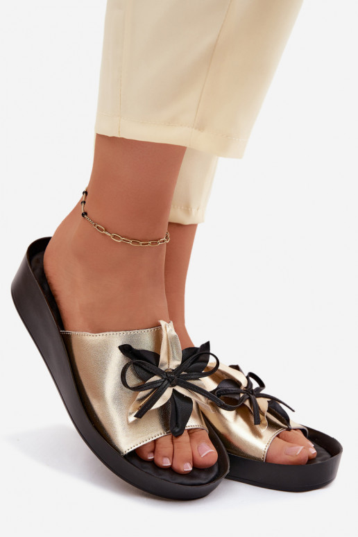 Pantoufles en cuir Féminin avec des ornements S.Barski KV61-6044 couleur dorée