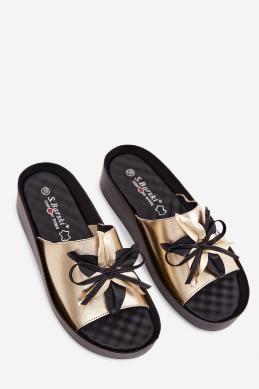 Pantoufles en cuir Féminin avec des ornements S.Barski KV61-6044 couleur dorée