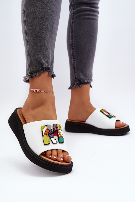 Pantoufles en cuir Féminin avec des ornements couleur blanche Asames