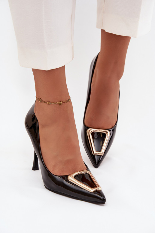 Chaussures à talons hauts noires avec effet verni et détails dorés Paivelle