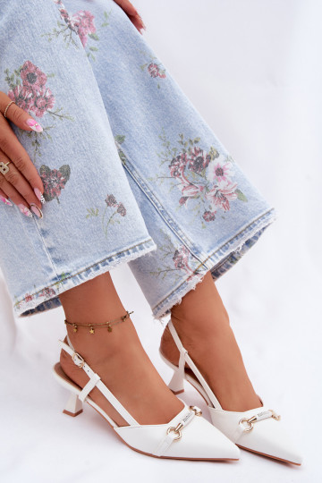 Sandales pour femmes avec des talons Ze Szpiczastymi Noskami couleur blanche Felessa