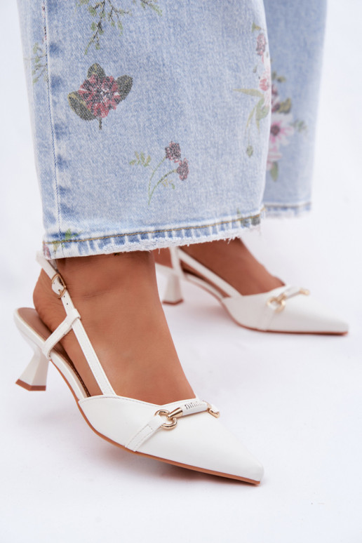 Sandales pour femmes avec des talons Ze Szpiczastymi Noskami couleur blanche Felessa