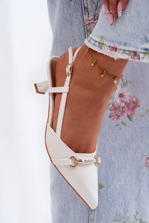 Sandales pour femmes avec des talons Ze Szpiczastymi Noskami couleur blanche Felessa