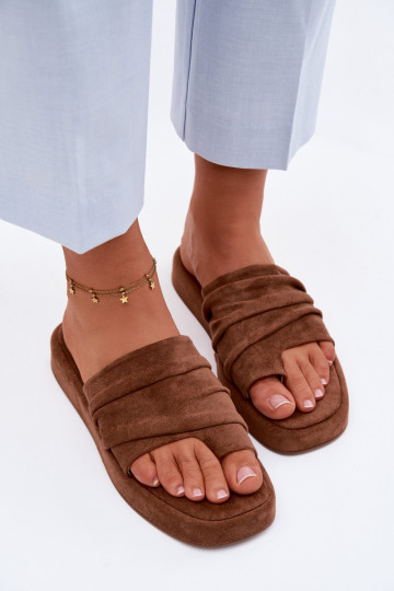 Pantoufles pour femmes Avec des volants marron Gelmira