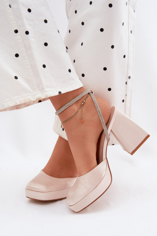 Sandales pour femmes Sur des talons massifs Typu Słupek Pasek avec des yeux qui clignotent couleur dorée Seraphina