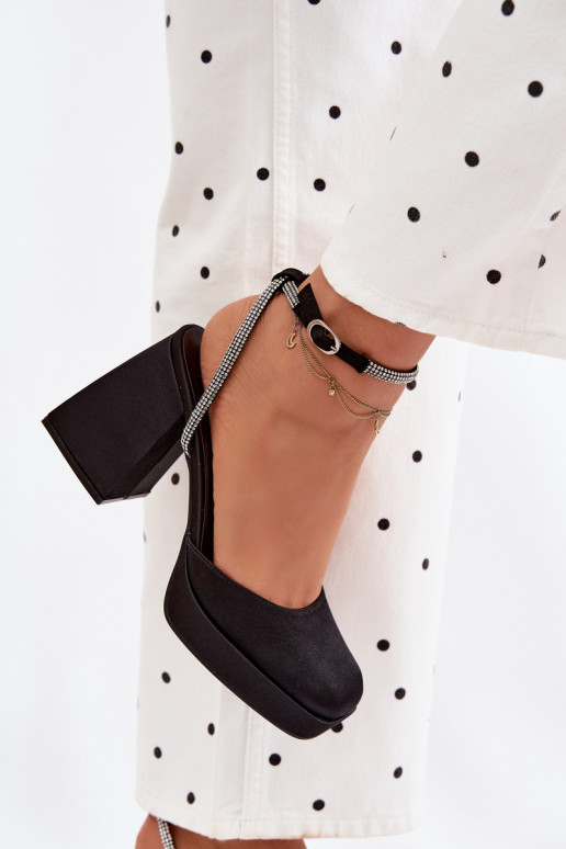 Sandales pour femmes Sur des talons massifs Typu Słupek Pasek avec des yeux qui clignotent couleur noire Seraphina