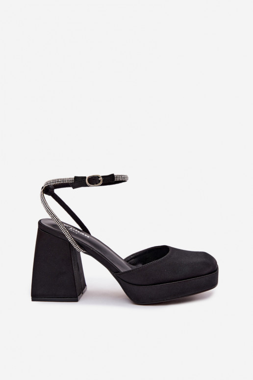 Sandales pour femmes Sur des talons massifs Typu Słupek Pasek avec des yeux qui clignotent couleur noire Seraphina