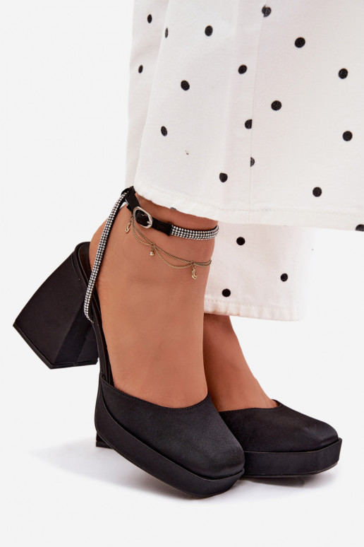 Sandales pour femmes Sur des talons massifs Typu Słupek Pasek avec des yeux qui clignotent couleur noire Seraphina