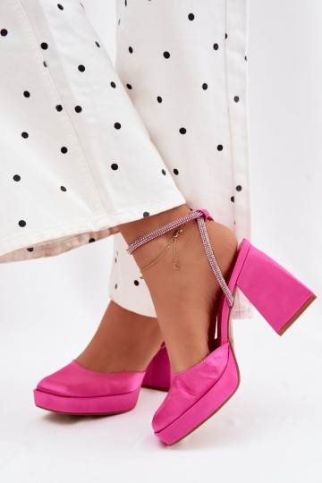 Sandales roses sur des talons épais avec des clous scintillants Seraphina