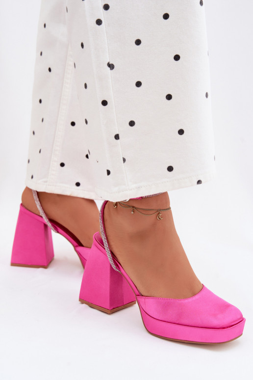 Sandales roses sur des talons épais avec des clous scintillants Seraphina