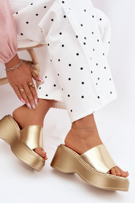 Pantoufles pour femmes avec une plateforme couleur dorée Virelia