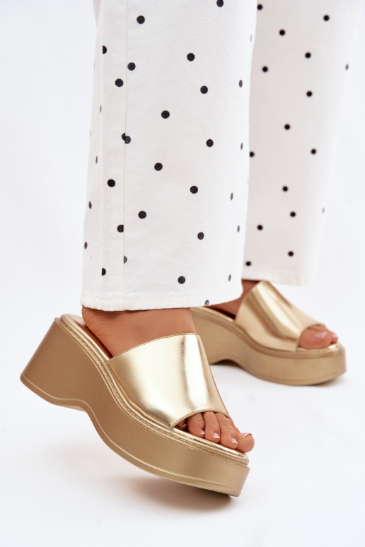 Pantoufles pour femmes avec une plateforme couleur dorée Virelia