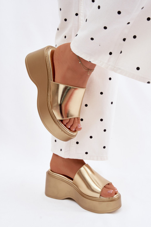 Pantoufles pour femmes avec une plateforme couleur dorée Virelia