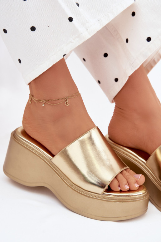 Pantoufles pour femmes avec une plateforme couleur dorée Virelia