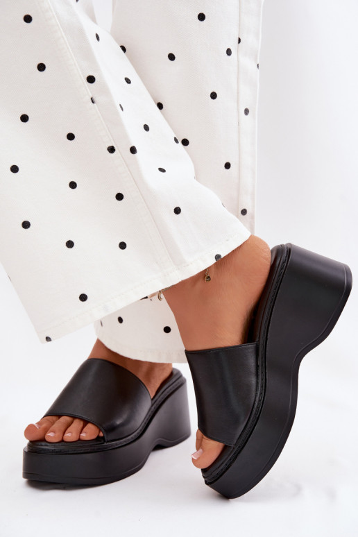 Pantoufles pour femmes avec une plateforme couleur noire Virelia