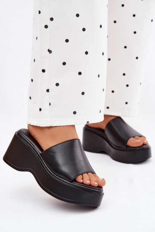 Pantoufles pour femmes avec une plateforme couleur noire Virelia