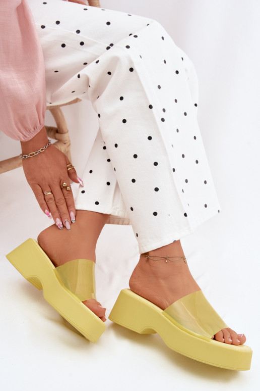 Pantoufles pour femmes avec une plateformeTransparentnym Bandesem couleur jaune Selestia