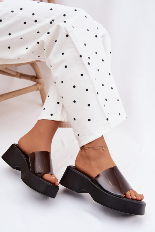 Pantoufles pour femmes avec une plateformeTransparentnym Bandesem couleur noire Selestia