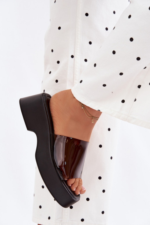 Pantoufles pour femmes avec une plateformeTransparentnym Bandesem couleur noire Selestia