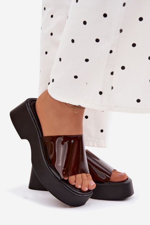 Pantoufles pour femmes avec une plateformeTransparentnym Bandesem couleur noire Selestia