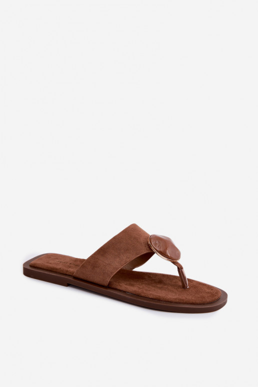 Chaussons plats marron avec des ornements en daim synthétique Selvessa