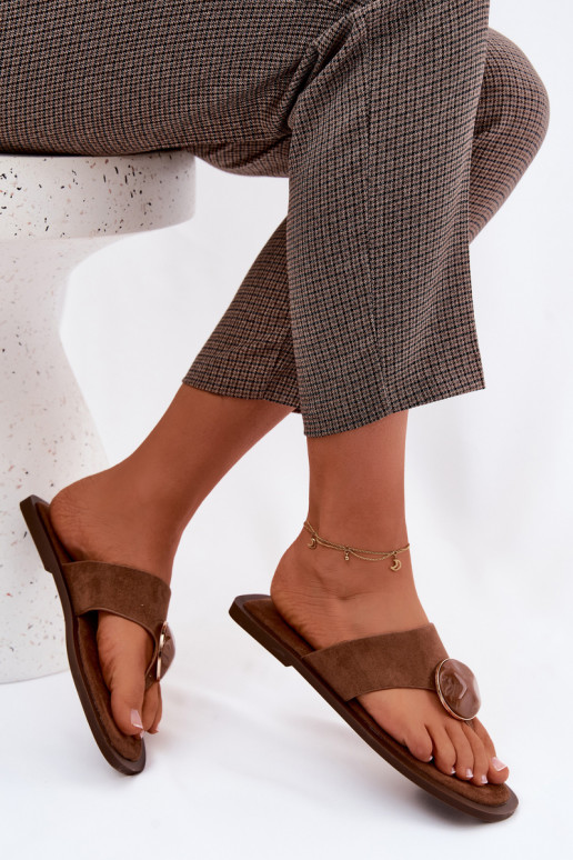 Chaussons plats marron avec des ornements en daim synthétique Selvessa