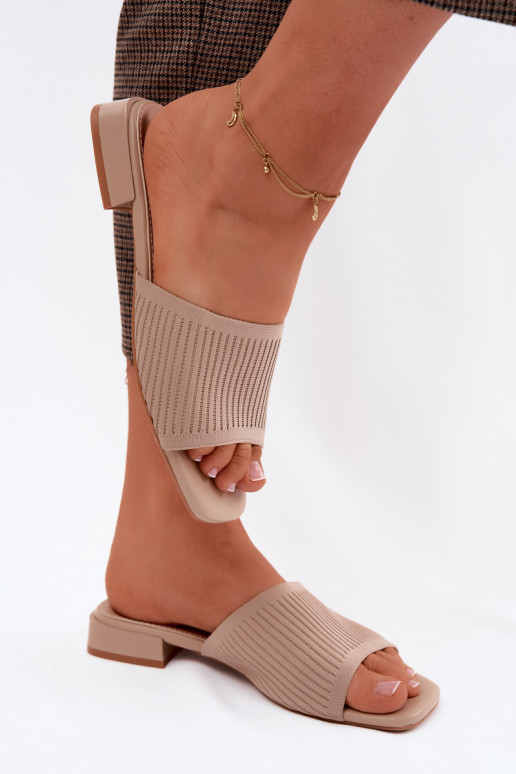 Chaussons pour femmes couleur sable avec de larges talons Belissea