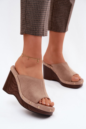 Chaussons pour femmes avec plateforme en daim synthétique et clous dorés couleur sable Norvia