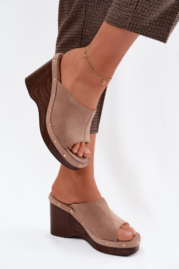 Pantoufles pour femmes avec une plateformeImitacji en daimu couleur dorée avec des rivets beige Norvia 2