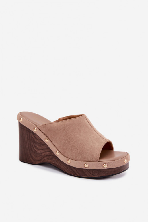 Chaussons pour femmes avec plateforme en daim synthétique et clous dorés couleur sable Norvia