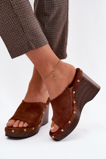 Pantoufles pour femmes avec une plateformeImitacji en daimu couleur dorée avec des rivets marron Norvia