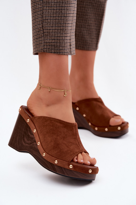 Chaussons pour femmes avec plateforme en daim synthétique et clous dorés couleur marron Norvia