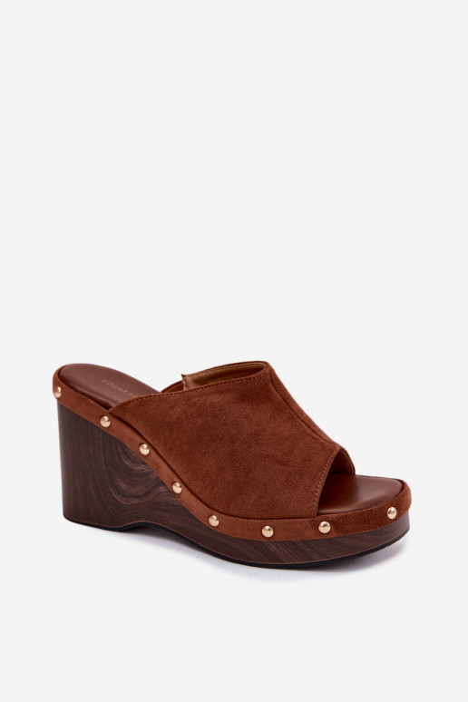 Chaussons pour femmes avec plateforme en daim synthétique et clous dorés couleur marron Norvia