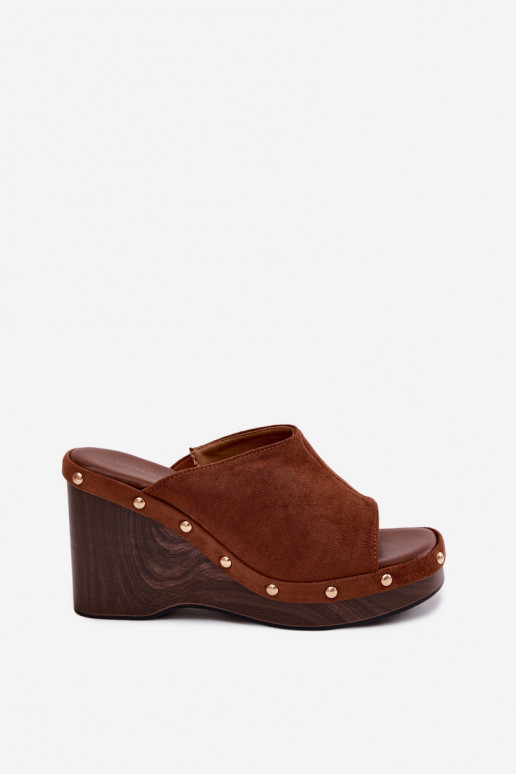 Chaussons pour femmes avec plateforme en daim synthétique et clous dorés couleur marron Norvia