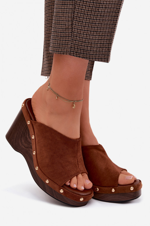 Chaussons pour femmes avec plateforme en daim synthétique et clous dorés couleur marron Norvia