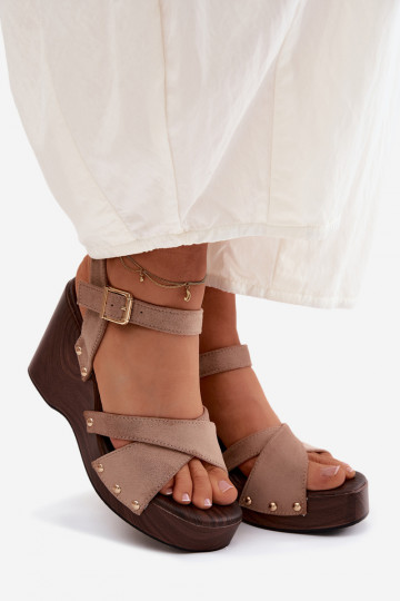 Sandales pour femmes avec une plateforme Ze couleur doréemi Goujons beige Velvra