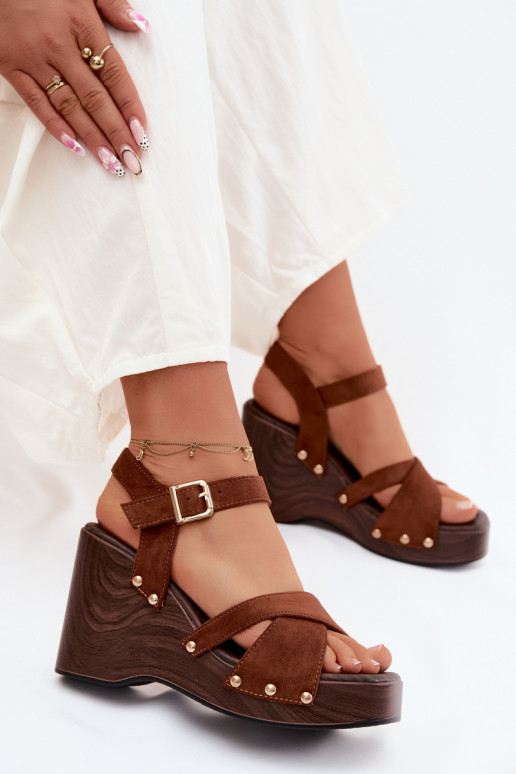 Sandales à plateforme pour femmes en daim synthétique avec clous dorés couleur marron Velvra