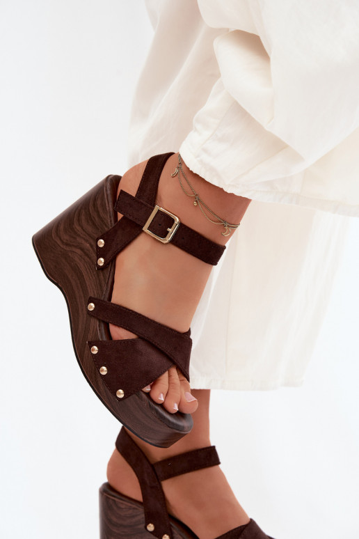 Sandales pour femmes avec une plateforme Ze couleur doréemi Goujons CzekoladoÀe Velvra