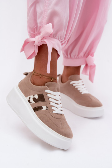 Chaussures modèle baskets Féminin avec une plateformeImitacji en daimu Łaty beige Averin
